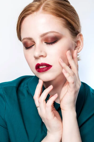 Retrato de belleza. Hermosa chica del spa tocando su cara. Piel fresca perfecta. Chica modelo de belleza pura. Concepto de cuidado de la piel y la juventud . — Foto de Stock