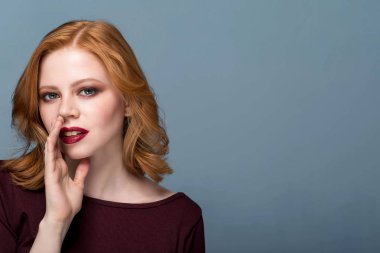 Bir sır söylemek parlak makyaj güzel kız. Genç kadın portre. Komik kız modeli hakkında bir şeyler fısıldıyor. Etkileyici yüz ifadeleri