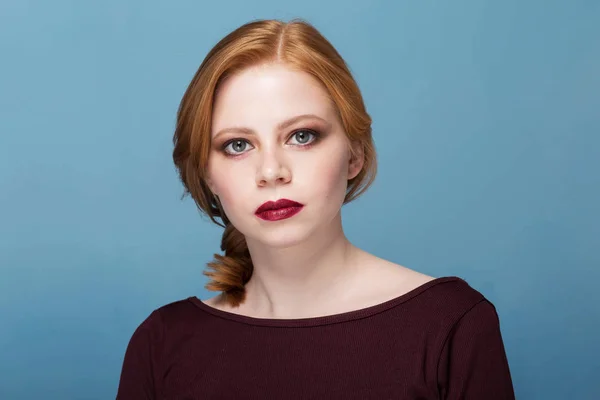 Hermosa mujer en retrato. Pelirroja con una cara seria mirando a la cámara — Foto de Stock