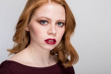 Güvensizlik ve şaşkın Kızıl saçlı kadın, kameraya, etkileyici yüz arıyorum.