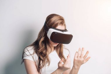 Vr kulaklık simülasyon hakkında heyecanlı hissediyorum merak hayran kadın çalışıyor gerçeklik gözlükleri, artar,