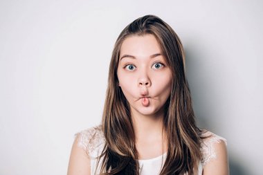 Güzel esmer kadın deli komik yüz buruşturma yapma,.