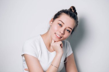 Mutlu genç smartphone cep telefonu ile müzik dinlerken cep telefonu kullanan kadın yerleştirmek