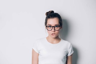 Yuvarlak gözlük güzel kadın