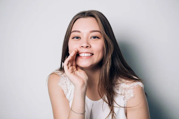 Hermosa chica que cuenta un secreto .Portrait joven feliz mujer . — Foto de Stock