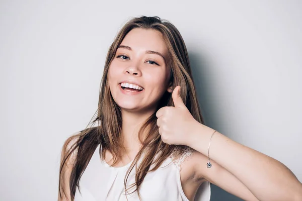 Mujer feliz con los pulgares arriba —  Fotos de Stock