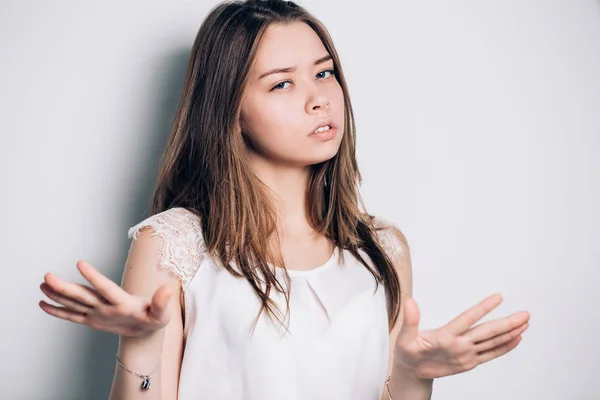 Mujer mostrando signo de decir no a alguien con sentimiento de enojo . — Foto de Stock