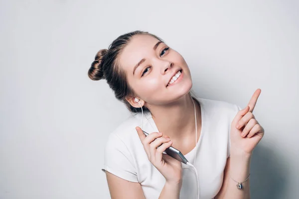 Chica emocionada bailando y escuchando música con auriculares —  Fotos de Stock