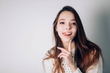 Gülümseyen mutlu kadın dilini gösterir