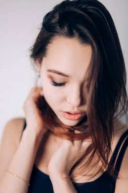 güzel bir kadın portresi. Seksi kız aşağı bakıyor.