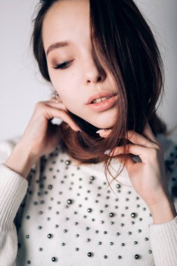 Ciddi, güzel bir kadın portresi kapatın