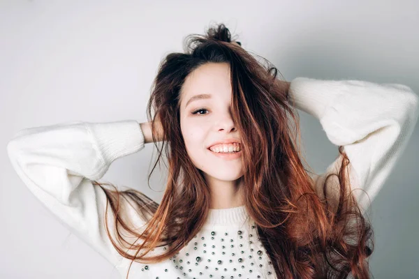 Primer plano de mujer joven con estilo sonriendo sobre fondo blanco. Hermosa modelo femenina con espacio de copia . — Foto de Stock