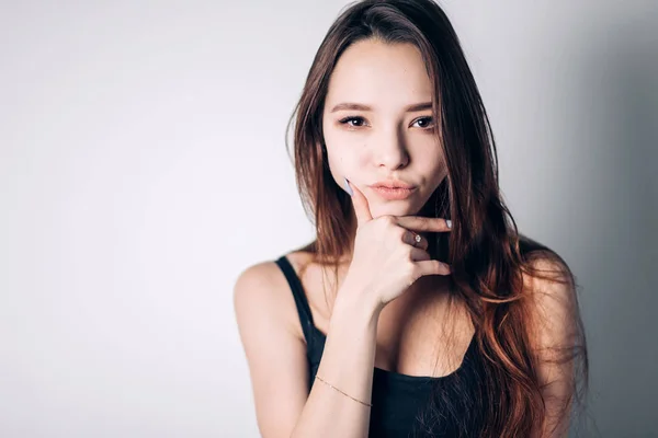 Mujer hermosa y segura mirando directamente a la cámara. Retrato de una joven . —  Fotos de Stock