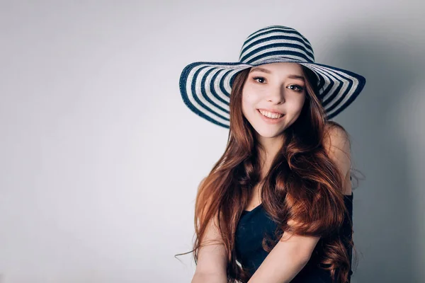 Giovane donna sorridente in cappello da sole sulla spiaggia su sfondo bianco. vacanze estive, vacanze, viaggi e persone — Foto Stock