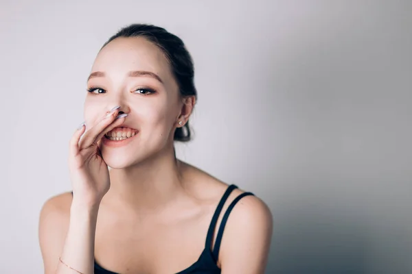 Hermosa mujer feliz con una sonrisa diciendo secreto —  Fotos de Stock