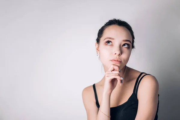 Retrato de uma jovem morena atenciosa atraente . — Fotografia de Stock