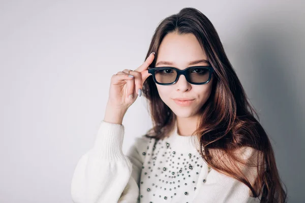 Giovane bella donna con occhiali 3d con un sorriso guardando la fotocamera — Foto Stock