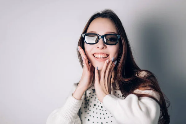 Retrato de una hermosa joven sonriente en gafas 3D sobre fondo blanco. realidad virtual, tecnología moderna . —  Fotos de Stock