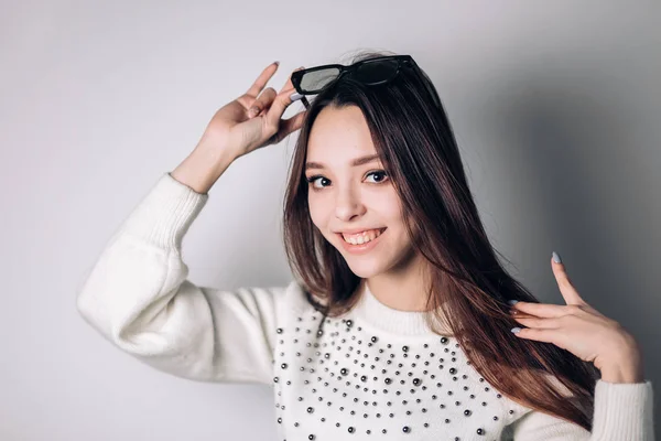 Ritratto di una bella giovane donna sorridente in occhiali 3D — Foto Stock