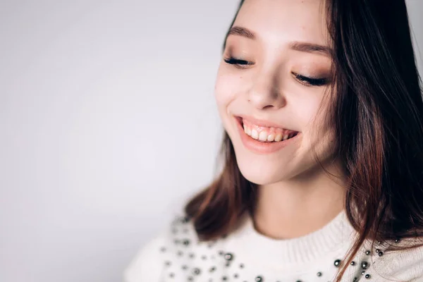 Bella sorridente giovane donna primo piano. Ragazza felice ridendo su sfondo bianco. Emozione positiva . — Foto Stock