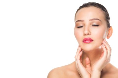 Beyaz ayrı tut moduyla arka planda kadın. Güzel kız onun yüzüne dokunmak. Mükemmel cilt, bakım.