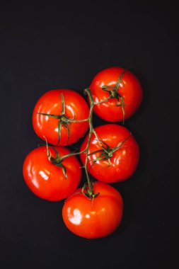 Siyah arka planda, üstten görünüm olgun kırmızı domates. Bütün sebze.