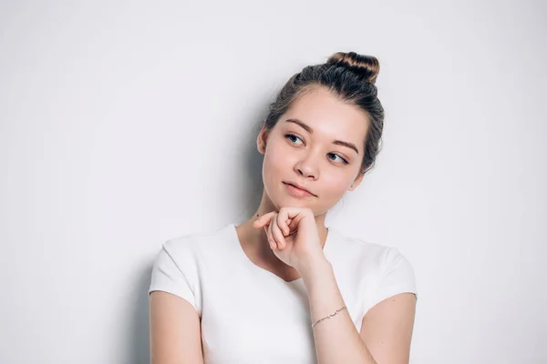 Retrato de la hermosa joven, sueña con algo, piensa, sonriendo —  Fotos de Stock