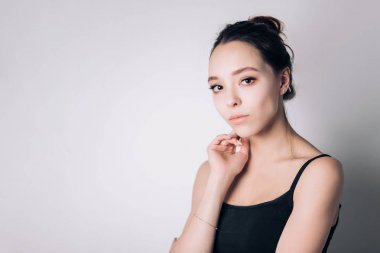 Beyaz arka planda güzel bir kadının portresi.