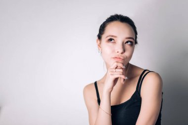 Bir moda düşünceli genç esmer kadın portresi.