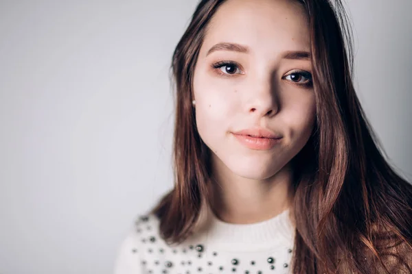 Ritratto di giovane donna sensibile che guarda la macchina fotografica . — Foto Stock