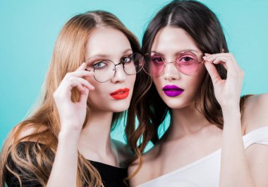 iki güzel bayan modelleri sağlıklı bardaklarda, makyaj ve temiz yüzü mavi cilt