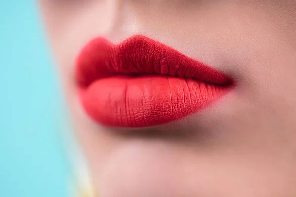 性感的嘴唇。美丽的红唇构成细节。关门了感性的嘴巴。口红, 唇膏 — 图库照片