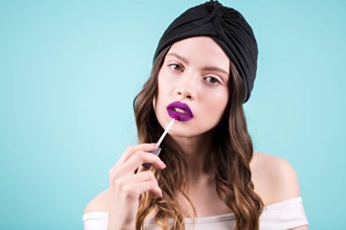 Ruj mavi arka plan, kopya alanı uygulama güzel genç esmer modeli. Moda, mor renk, moda portre, Cilt Bakımı, gençlik