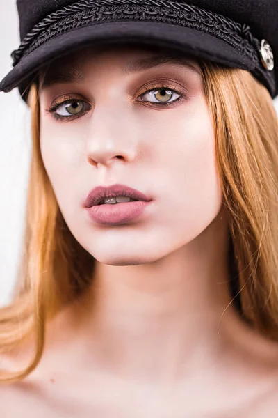 Close-up van portret van mooie sexy blonde vrouw met natuurlijke make-up — Stockfoto