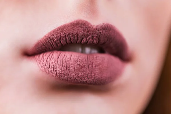 Beleza Moda mulher lábios com maquiagem natural. Batom fosco. Menina beleza rosto de perto. Cores nuas. Lábios sexy — Fotografia de Stock