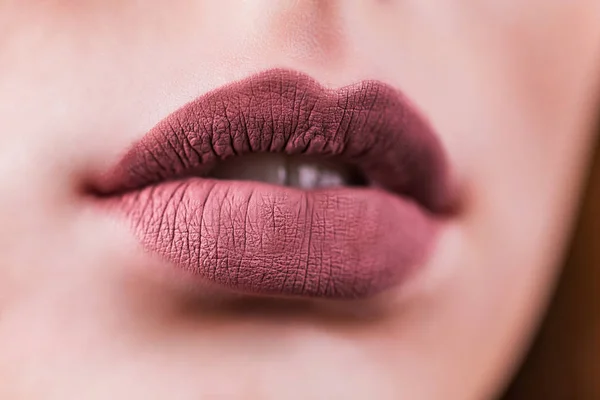 Belleza labios de mujer de moda con maquillaje natural. Lápiz labial mate. Cara de chica bella de cerca. Colores desnudos. Sexy labios — Foto de Stock