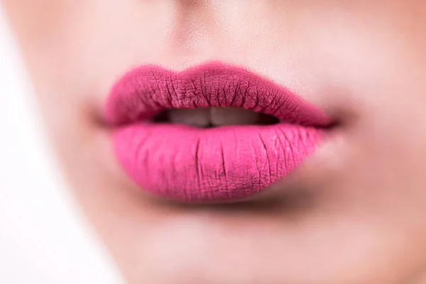 Primer plano de labios rosados sexy pico sobre fondo blanco, foto macro, detalle. Cosméticos, lápiz labial, brillo de labios, cuidado de la piel, cara . — Foto de Stock