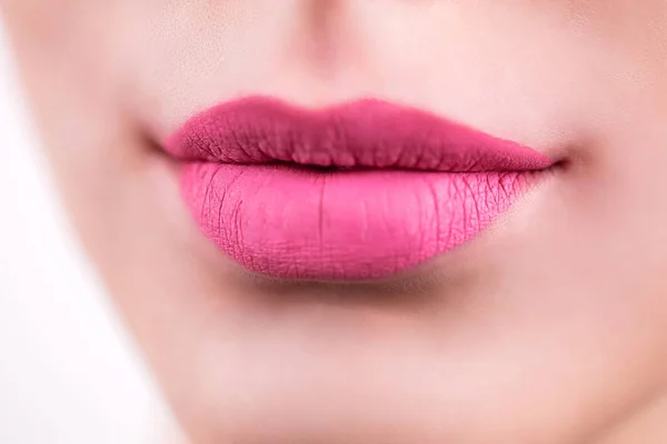 Közelről a rózsaszín az ajkak, a nő arcán a mosoly. Kozmetikumok, rúzs, szájfény, részlet, makró fotó. — Stock Fotó