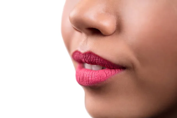 Nahaufnahme, Makrofoto einer lächelnden Frau auf weißem, isoliertem Hintergrund. rosa Lippenstift auf den Lippen. — Stockfoto