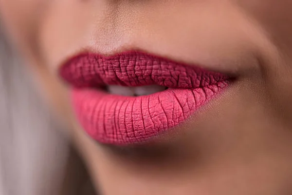 Close-up van de mooie glimlach, roze sexy vrouw lippen, lippenstift, lipgloss. Cosmetica, fashion, mode, glamour. — Stockfoto