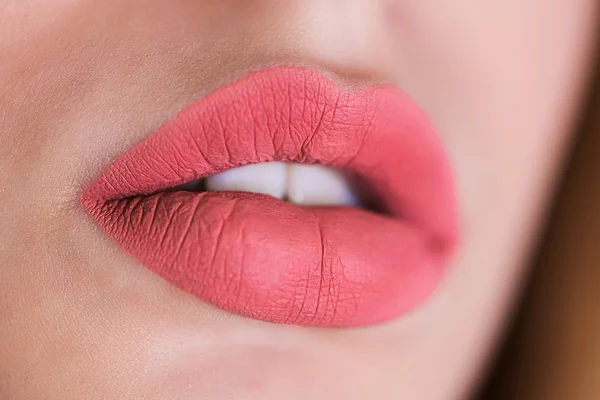 Primer plano de labios hinchados y sexy. Lápiz labial rosa, brillo de labios, cosméticos . — Foto de Stock