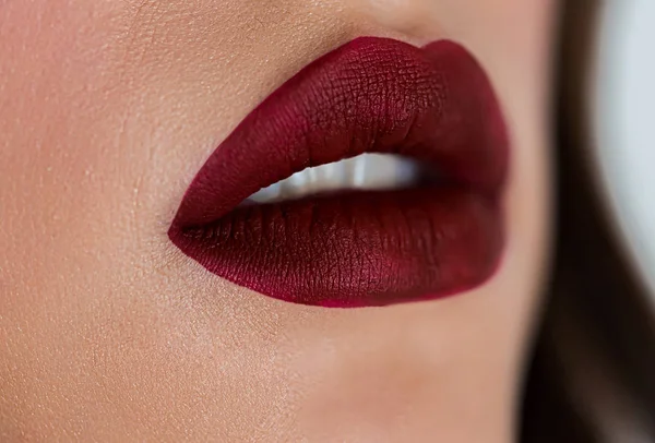Όμορφη γυναίκα πρόσωπο με σκούρο κόκκινο κραγιόν, παχουλό πλήρη σέξι χείλη. Closeup των κοριτσιών στόμα με επαγγελματική χείλη μακιγιάζ — Φωτογραφία Αρχείου