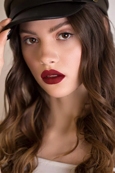 Primer plano retrato de una hermosa mujer morena sexy con labios rojos y maquillaje brillante — Foto de Stock