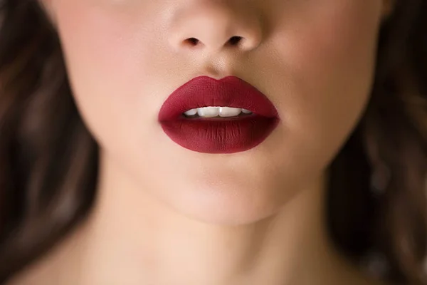 Şehvetli kadın kırmızı dudaklar. Yarım açık dudakları. Temiz cilt olan bir kadın yüzü yukarı kapatın. Kozmetik, sağlık, güzellik kavramı