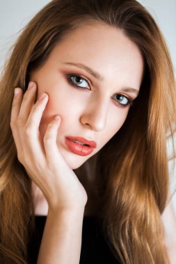 Sarışın kız ile stüdyoda makyaj. Kozmetik, makyaj sanatçısı, güzellik, saç