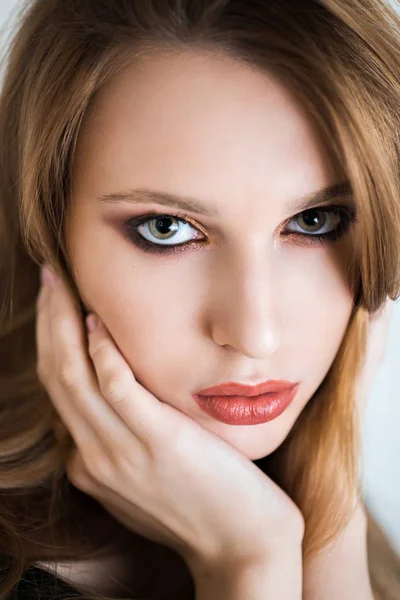 De gezicht van de vrouw van de schoonheid. Close up van mooie jonge vrouwelijke model met verse natuurlijke make-up. — Stockfoto