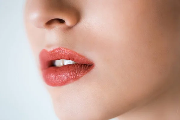 Professionell makeup. Lipgloss. Närbild porträtt av vacker flicka med färgglada röda läppar och läppstift. Kaukasiska ung kvinna modell med ljusa makeup med perfekt ren hud — Stockfoto