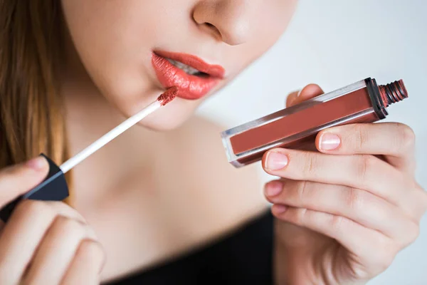 Tutup model potret menerapkan lipstik.. riasan fashion profesional . — Stok Foto