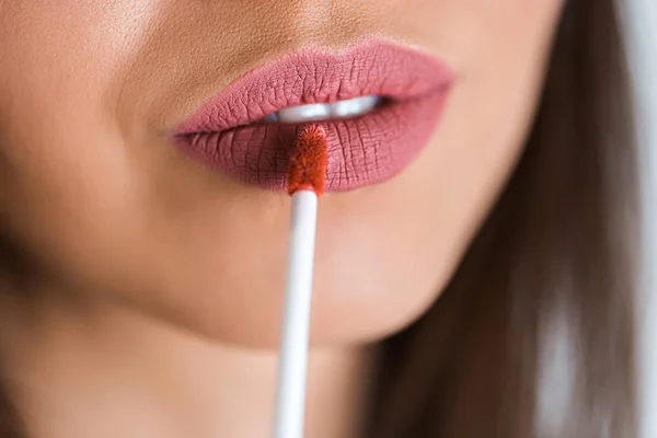 소녀, 젊은 아름 다운 여자를 적용 립스틱의 핑크 입술 닫습니다. 자연 스러운 메이크업 — 스톡 사진