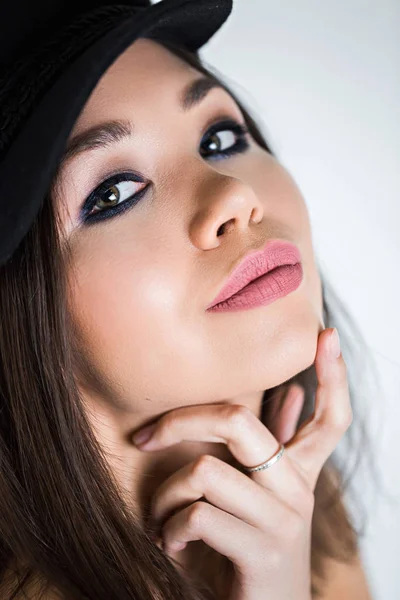 Mooie vrouw met professionele make-up en kapsel. Close-up. — Stockfoto